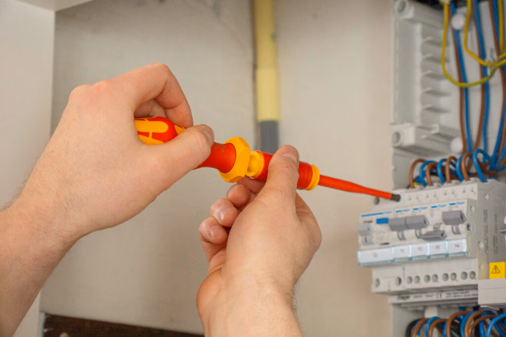 Elektricien installeert groepenkast diensten