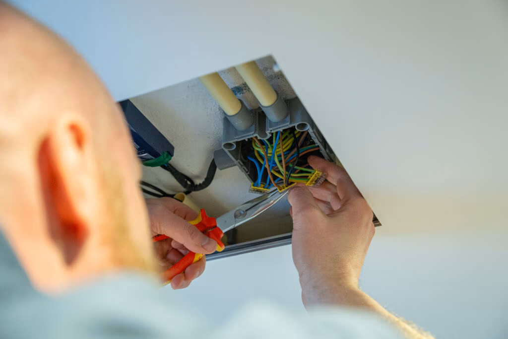 Elektricien monteert lasklem centraaldoos