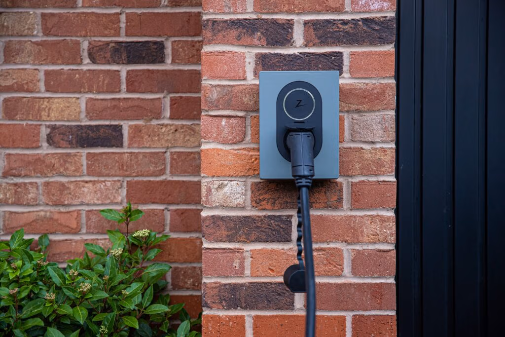 Laadpaal voor elektrisch voertuig op muur